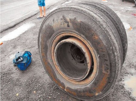 Rapaz morre ao ser atingido por rodas de caminhão 